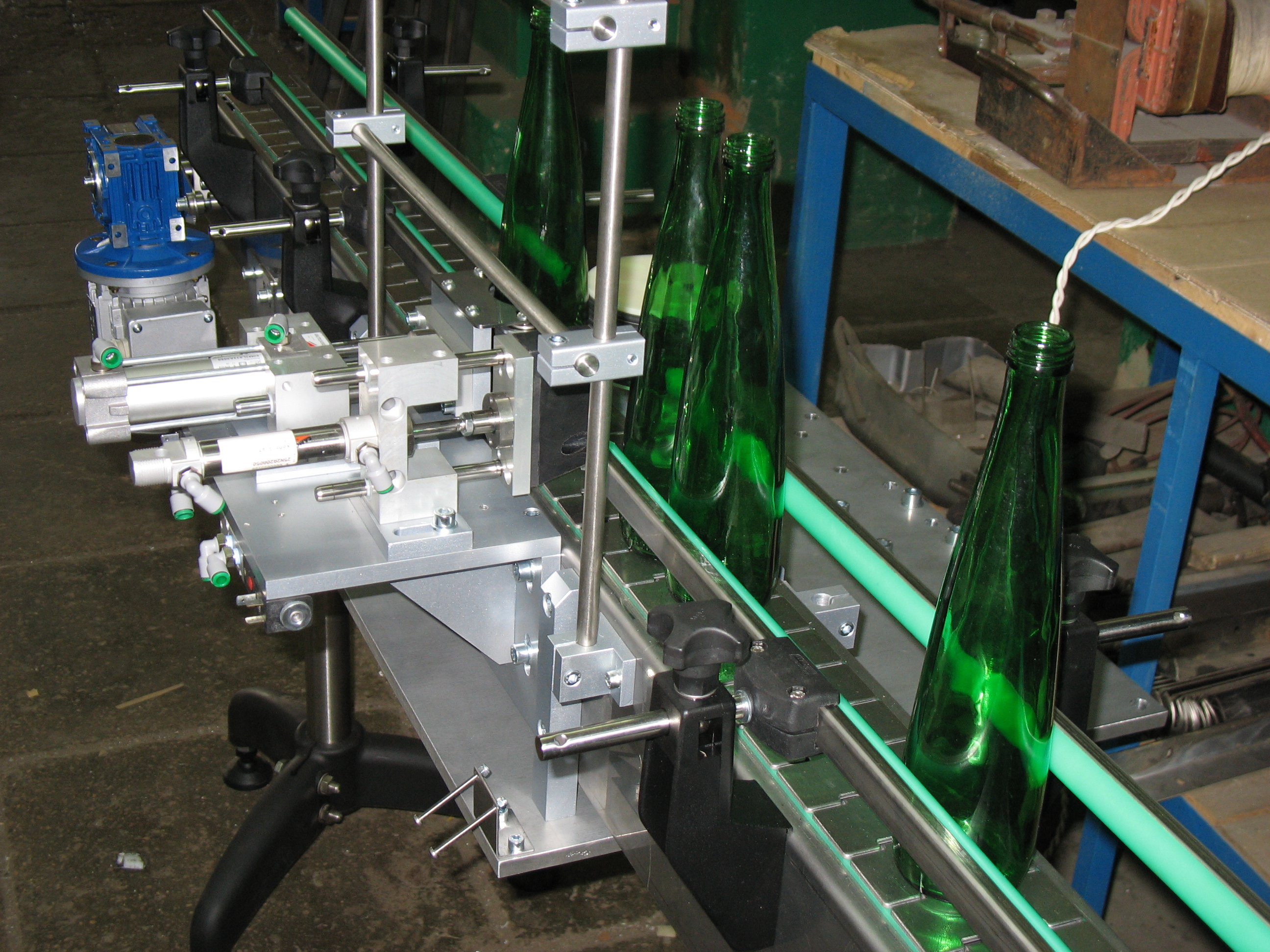 Conveyor system to transport flat carton packaging 